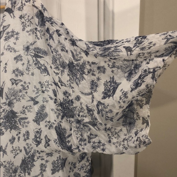 Flowy, white top with blue design - Picture 3 of 4